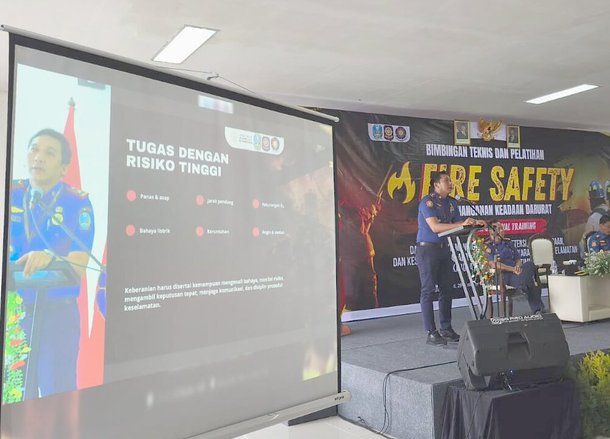 Satpol PP Jatim Latih Petugas Damkar Hadapi Risiko di Lapangan