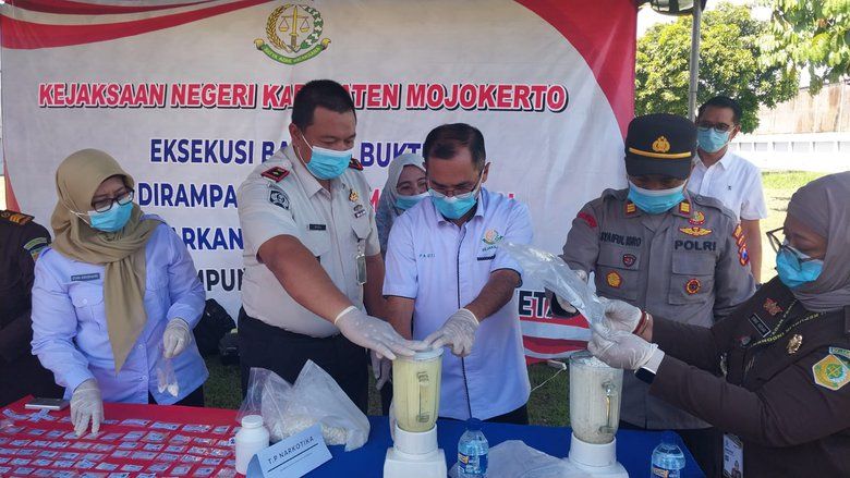 Kejari Mojokerto Musnahkan Sabu, Ganja hingga Ratusan Juta Uang Palsu