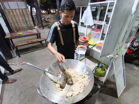 Nikmatnya Sensasi Pedas Nasi Goreng Asam Sunti Pantura Probolinggo