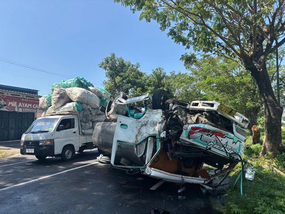 Hilang Kendali, Truk Terbalik di Jalur Menuju Mojokerto