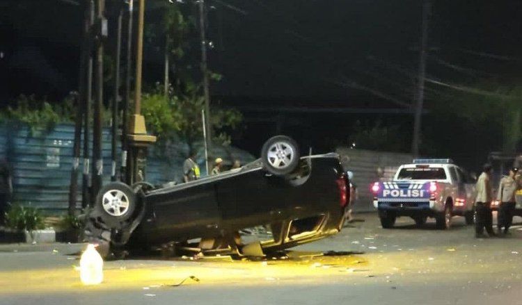Innova Terguling Usai Tabrak Empat Becak di Tuban, Sopir Meninggal Dunia