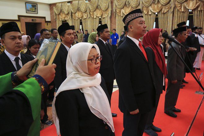 Risma Mutasi 77 Pejabat Pemkot Surabaya