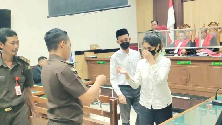 Mantan Pegawai BUMN dan Selegram di Gresik Divonis 1 Tahun 5 Bulan