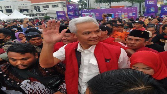 Di Balai Pemuda Surabaya, Ganjar Disambut Meriah Emak-emak