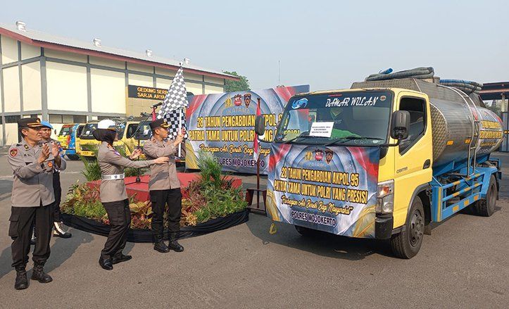 Akpol 1995 Patria Tama Gelontor 100 Ribu Liter Air Bersih di Dua Desa Wilayah Mojokerto