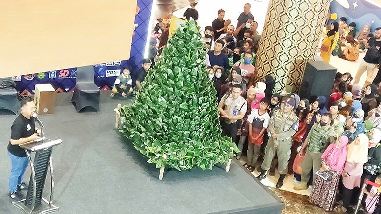 KWG Persembahkan Tumpeng Raksasa Nasi Krawu di Hari Jadi Gresik 536 dan Pemkab Gresik 49