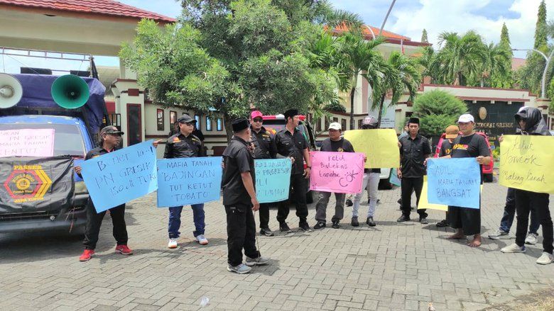 Paser Wong Bodho Geruduk PN Gresik, Tolak Eksekusi Tanah di Manyar