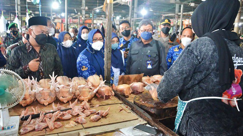 Kendalikan Harga Bahan Pokok Jelang Nataru, Bupati dan Wabup Sidak Pasar