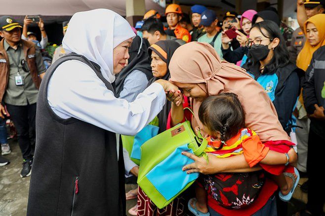 Gubernur Khofifah Pastikan Layanan Psikososial dan Dapur Umum Optimal Layani Kebutuhan Pengungsi
