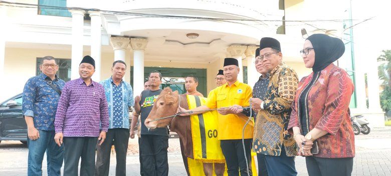 Golkar Serahkan Sapi Kurban ke PW Muhammadiyah Jatim