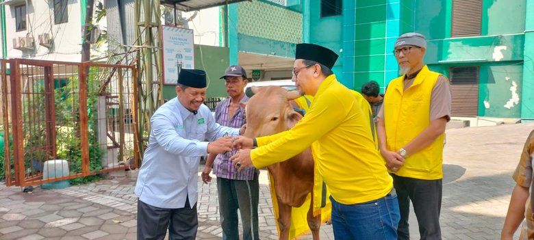 Golkar Serahkan Sapi Kurban 700 Kilogram ke PWNU dan Muhammadiyah Jatim