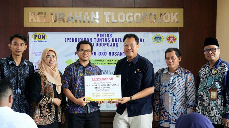 PT Petro Oxo Nusantara Salurkan Beasiswa Kejar Paket B dan C bagi Warga Tlogopojok Gresik