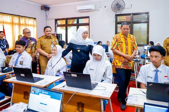 Khofifah Sebut Lulusan SMK Makin Kompetitif di Dunia Kerja