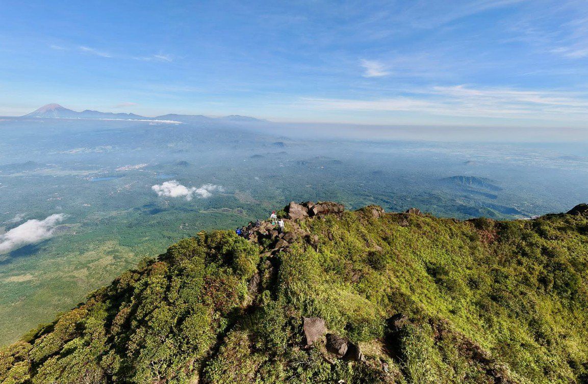 BUMDes dan Swasta Saling Tunggu Kelola Jalur Pendakian Gunung Lemongan