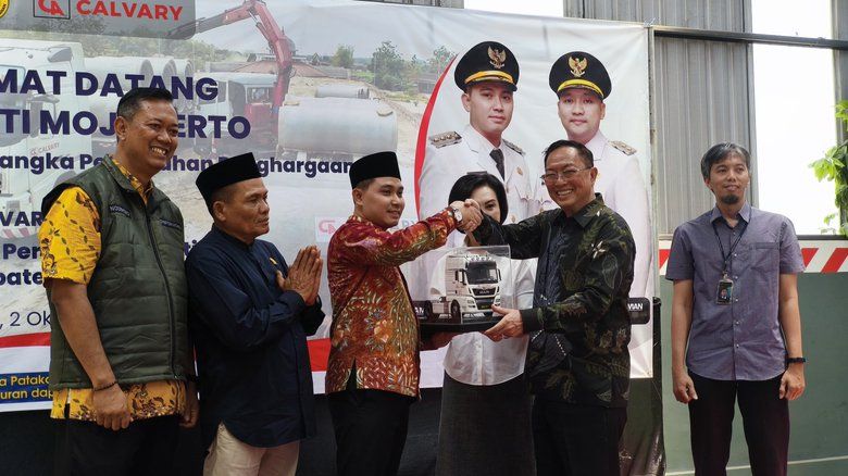 Gus Bupati Serahkan Penghargaan Perusahaan Tertib Ukur kepada PT Calvary Abadi