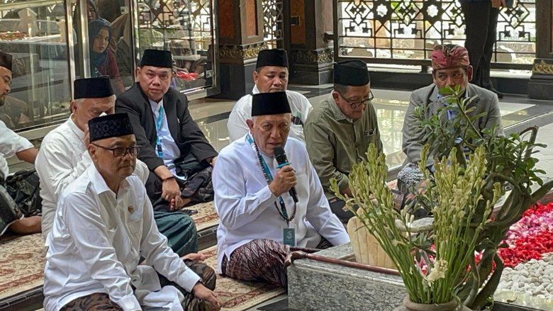 Usai Terpilih Ketum PBNU, Gus Kikin Ziarah ke Makam KH Hasyim Asy'ari Bawa Tongkat Pendiri NU