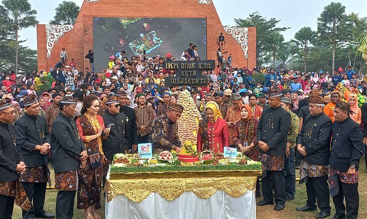 Warga Kota Mojokerto Antusias Datangi Pesta Rakyat, Ning Ita Bagikan 31.000 Makan Gratis