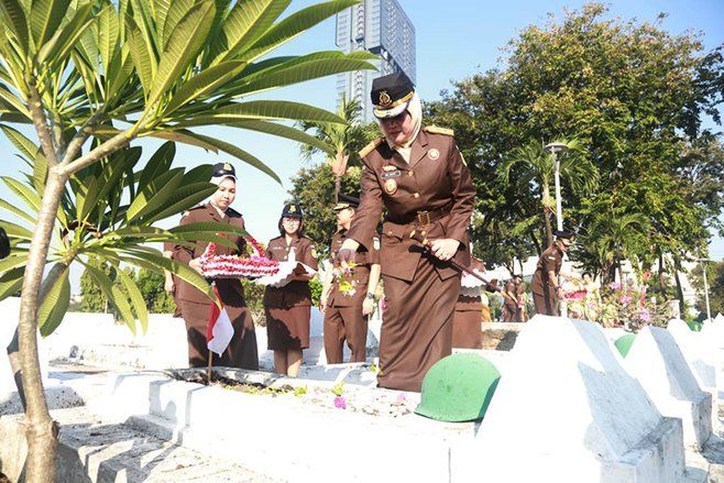 Kejati Jatim Gelar Acara Ziarah Makam Pahlawan di Peringatan HBA ke-63
