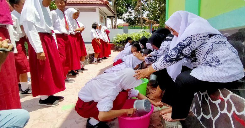 Isak Tangis Warnai Acara Basuh Kaki Guru SDN di Blitar