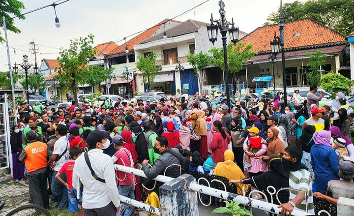 Bantu Warga Miskin, HIPMI Gresik Bagi 1000 Sembako Gratis