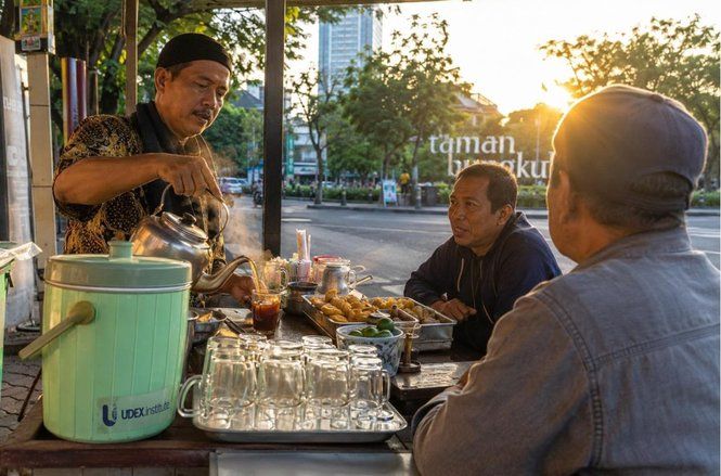 Teh Hangat Tetap Menjadi Teman Berbincang