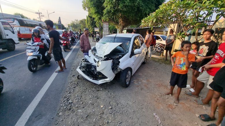 Gagal Menyalip, Brio Ringsek Tabrak Bus Harapan Jaya di Ponorogo