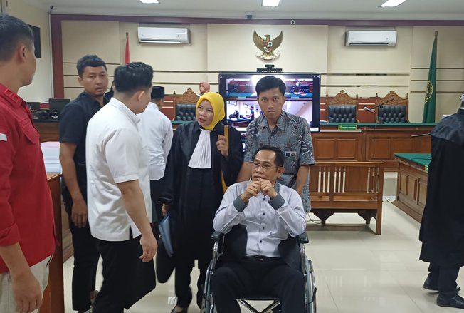 Gunakan Kursi Roda, Hudiyono Jalani Sidang Perdana Korupsi Alat Kesenian SMK Rp65 Miliar