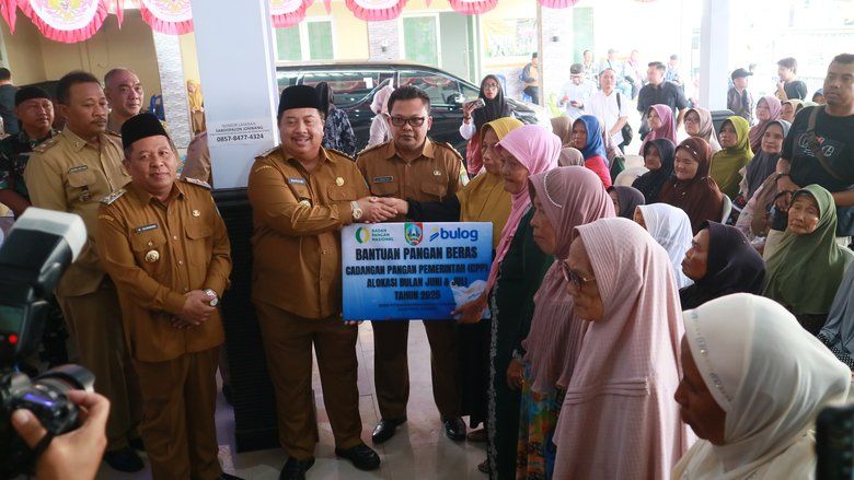Pemkab Jombang Salurkan 2.200 Ton Beras untuk Warga Kurang Mampu