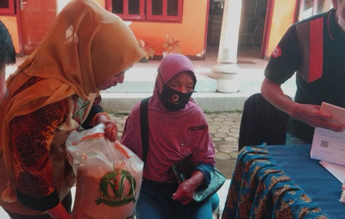 Ning Ita Salurkan Bantuan 10 Kilogram Beras untuk Warganya