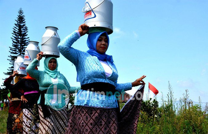 Kenalkan Kearifan Lokal, Ibu-ibu Lereng Argopuro Pamerkan Aksi "Sunggi Susu"