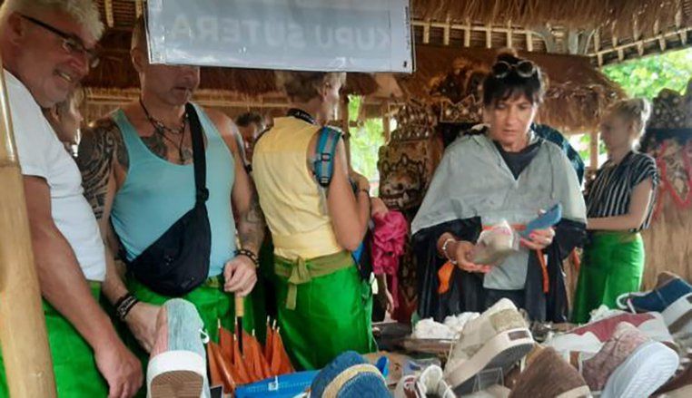 Hari Pertama Pameran di Presiden G20 IKM Kupu Sutera Pasuruan Jadi Perhatian Tamu Penjuru Dunia