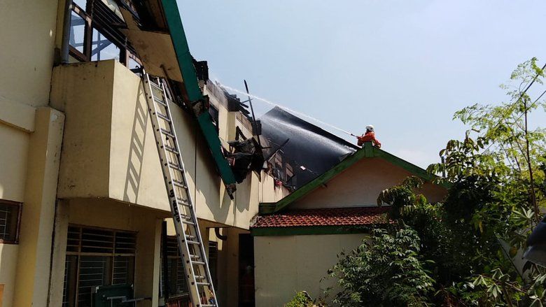 82 Komputer Milik SMPN 21 Surabaya Dilalap Api