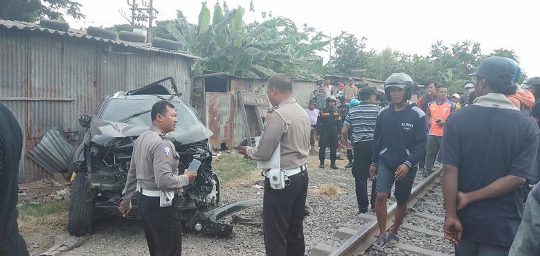 Tiga Tewas dalam Kecelakaan KA Sri Tanjung dengan Pajero