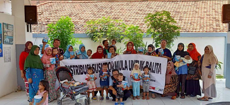 ACT Jatim Bagikan Susu Formula Buat Anak-Anak di Surabaya