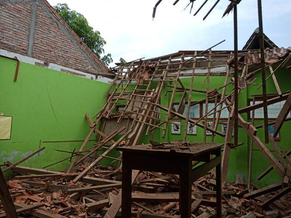 Sudah Lapuk, Atap&nbsp;Ruang Kelas SDN Mangge Magetan Roboh&nbsp;