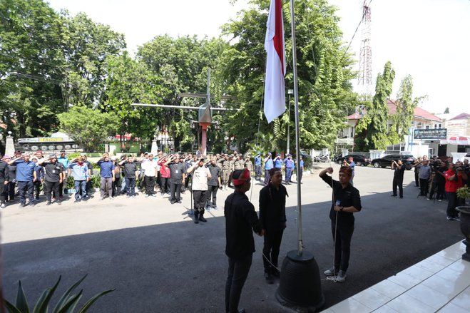 Peringati HPN ke-74, Wartawan Probolinggo Gelar Kibarkan Bendera Merah Putih
