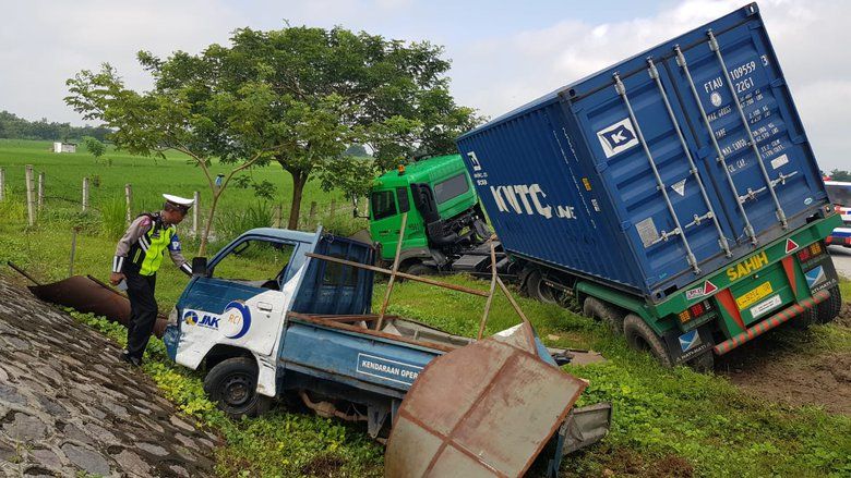 Pekerja Jalan Tol Tewas Tertabrak Pikap yang Ditumbuk Trailer