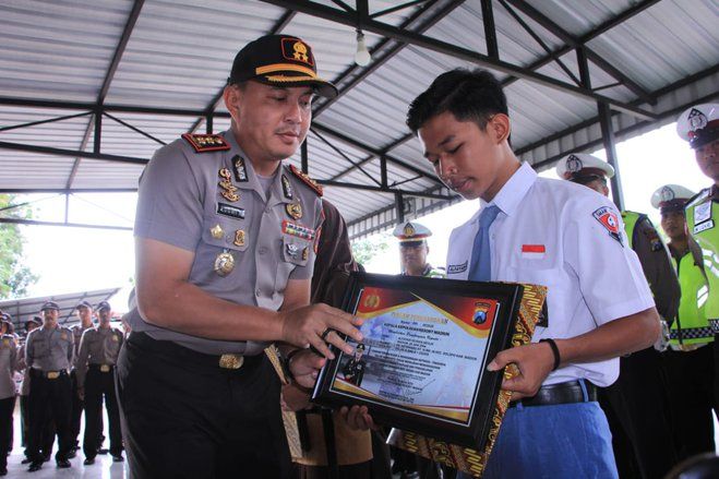 Kejar dan Tangkap Penipu, Dua Pelajar Terima Penghargaan dari Polisi