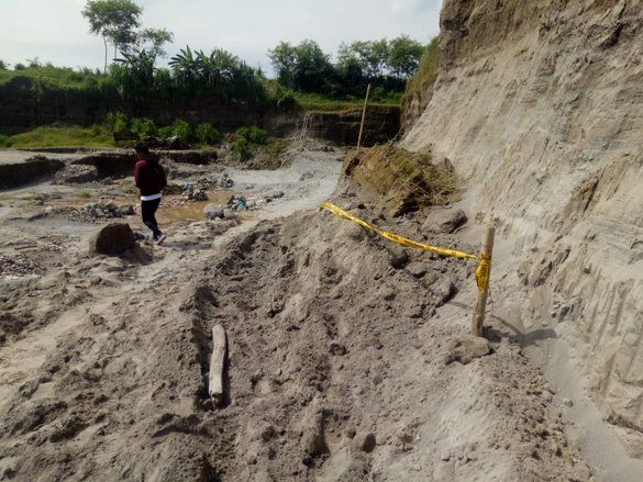 Pekerja Tambang Galian C Tewas Tertimbun Tebing yang Longsor  
 