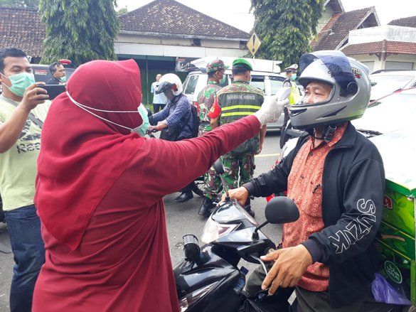 Dinkes Periksa Suhu Badan Pengguna Jalan Perbatasan Ponorogo-Madiun 