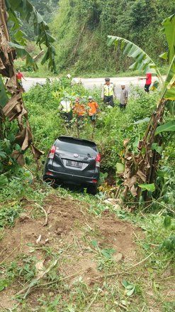 Tergelincir Oli, Mobil Minibus Terperosok ke Jurang di Pacet Mojokerto
 