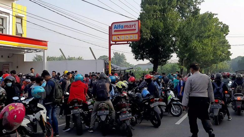 Cegah Corona, Ratusan Pelamar Karyawan Minimarket Dibubarkan Paksa