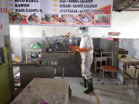 PWI dan IJTI Bantu PMI Jember Semprot Disinfektan ke Pusat Kuliner   