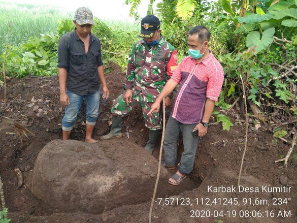 Temuan Sepasang Batu Pipi Tangga Kuatkan Dugaan Kumitir Area Situs Besar