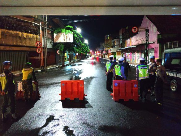 Petugas Perketat Aturan Masker dan Larangan Berbonceng di Jalan Protokol Kota Mojokerto