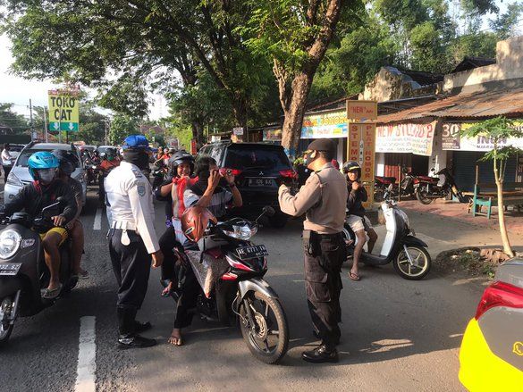 Tak Pakai Masker, Ratusan Pengendara Dilarang Masuk Ponorogo&nbsp;