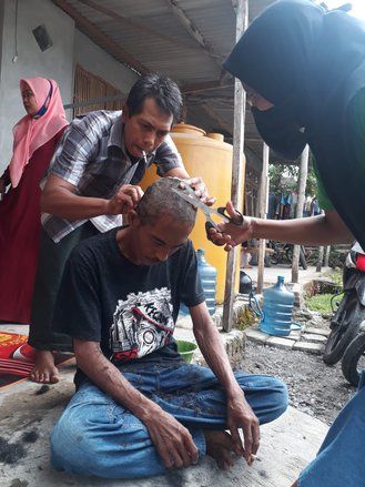 Gugatan Pencemaran Limbah B3 Ditolak, Warga Lakardowo Cukur Gundul