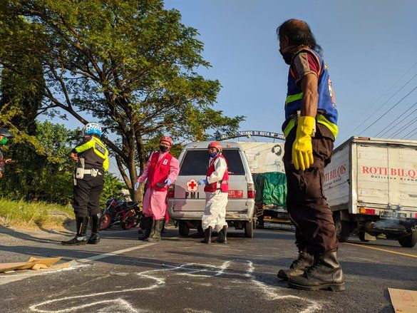 PNS Asal Nganjuk Tewas usai Menabrak Truk Kontainer