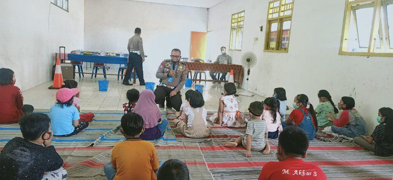 Agar Tak Jenuh, Polres Mojokerto Beri Hiburan dan Game Edukasi pada Anak