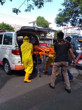 Jenazah Pria Lansia Dievakuasi dengan Protap Covid-19